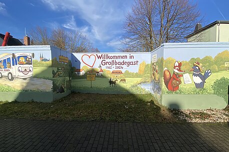 Wandbild aus der Mitte des Dorfes