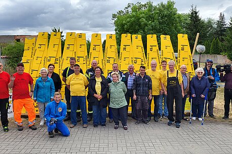 der aufgestellte Zollstock im Zickzack - Gruppenbild