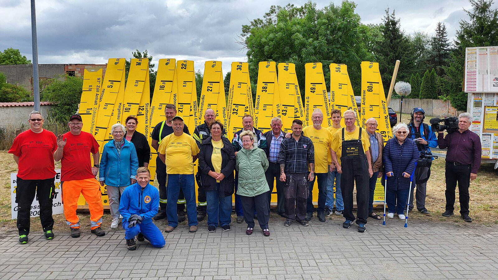 der aufgestellte Zollstock im Zickzack - Gruppenbild